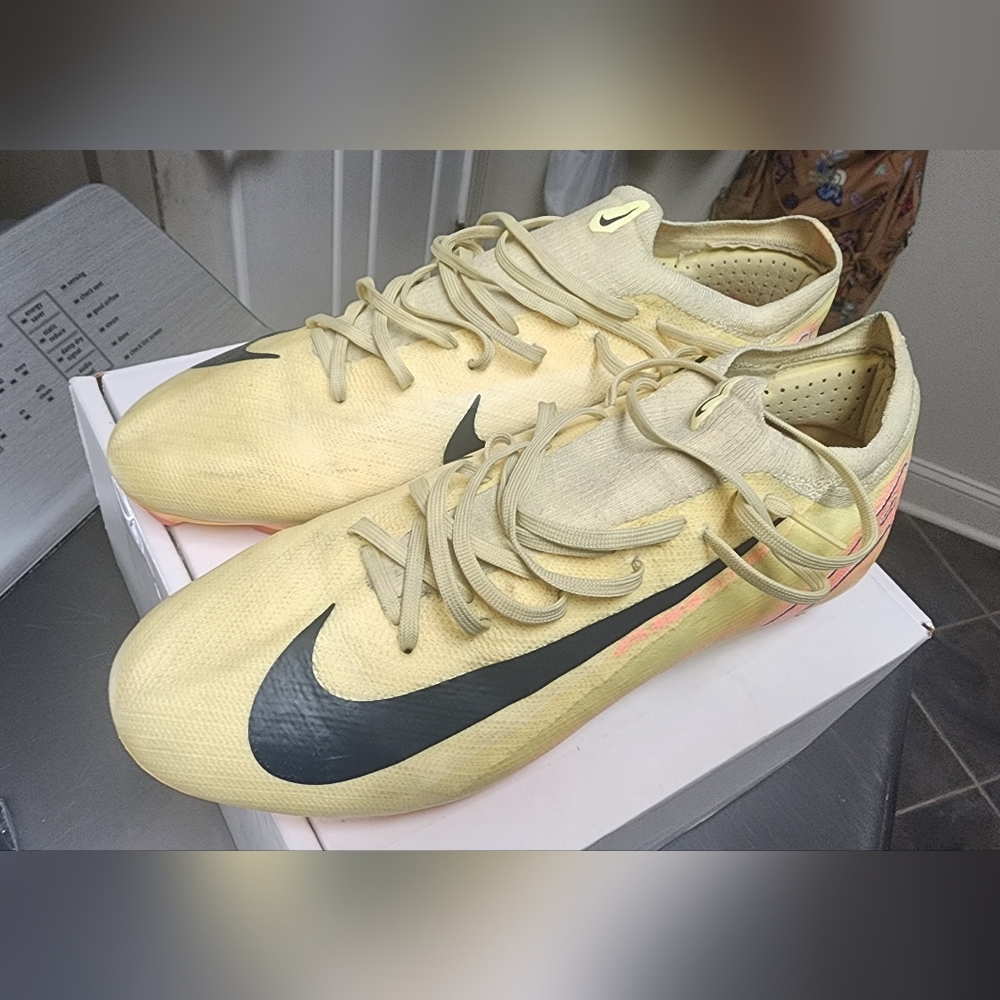 Nike Mens Soccer Cleats Size 11